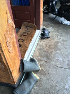 Sepatu pengunjung, pakai Boot dari Ladang.