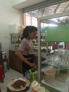 Mbak ini saja yang bisa meracik bumbu rujak dengan tepat.